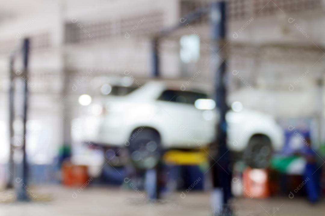 carros embaçados em elevadores em pequena estação de serviço