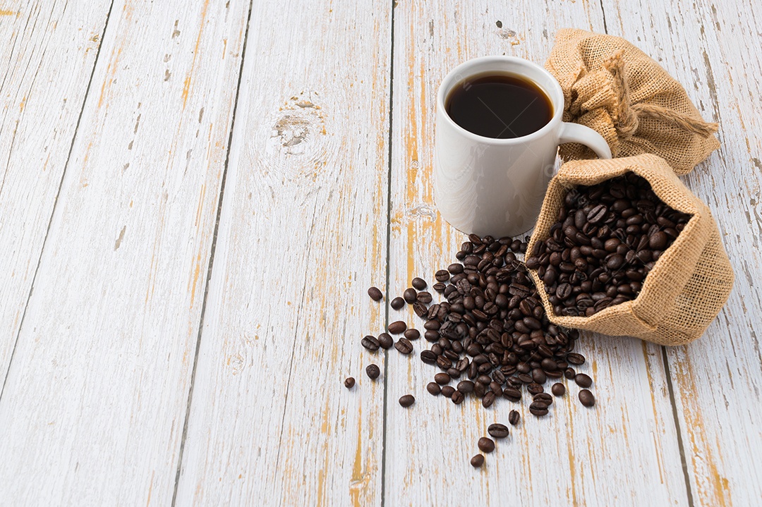 Adoro beber café, canecas de café e grãos de café na mesa