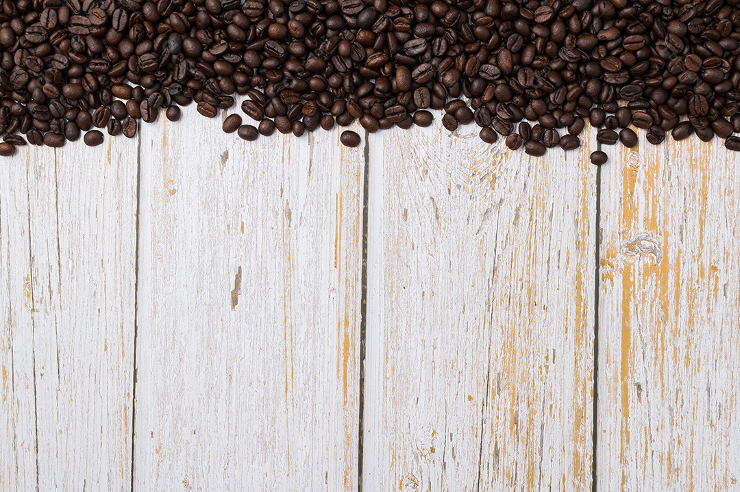 Adoro beber café, grãos de café na mesa