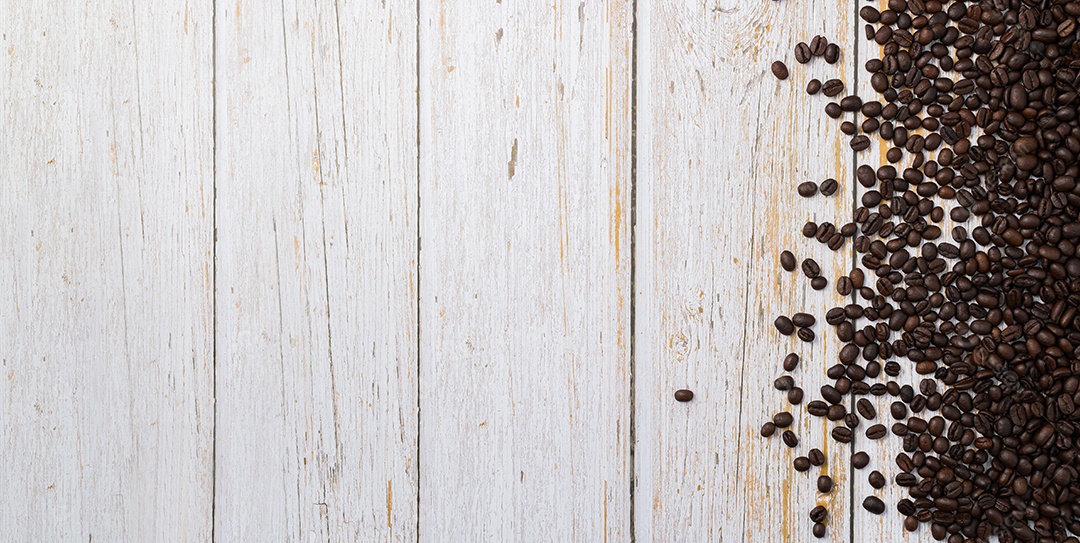 Adoro beber café, grãos de café na mesa