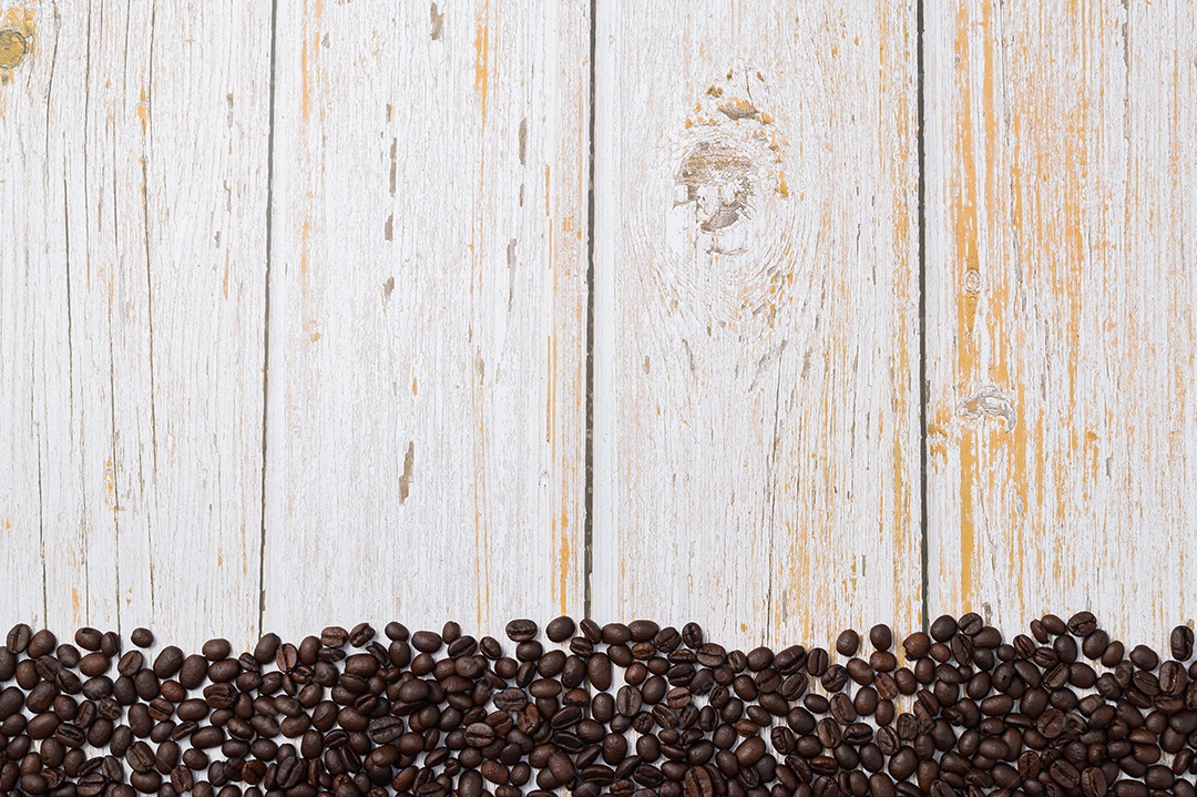 Adoro beber café, grãos de café na mesa