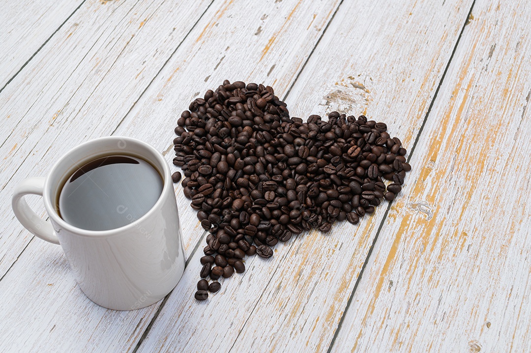 Grãos de café dispostos em forma de coração Adoro beber café