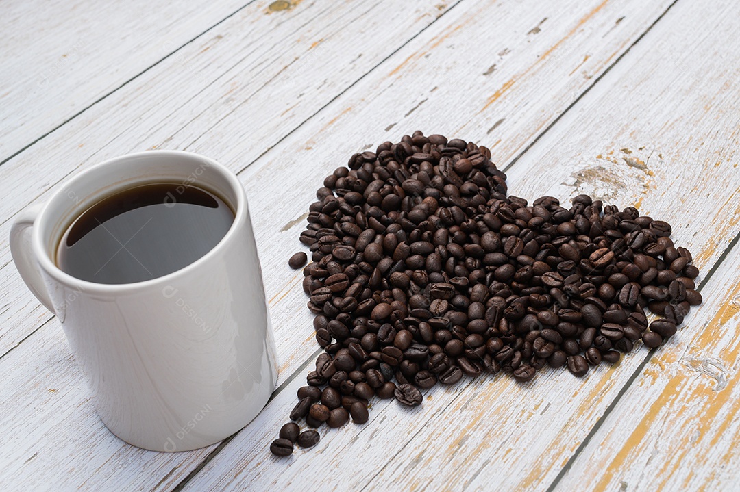 Grãos de café dispostos em forma de coração Adoro beber café