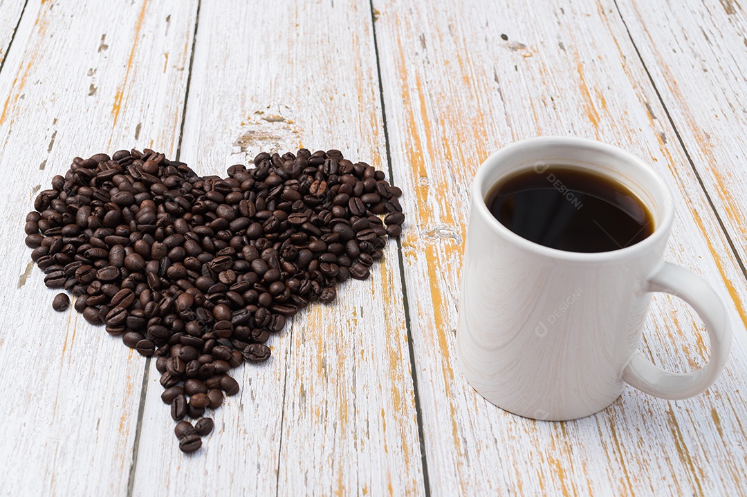 Grãos de café dispostos em forma de coração Adoro beber café