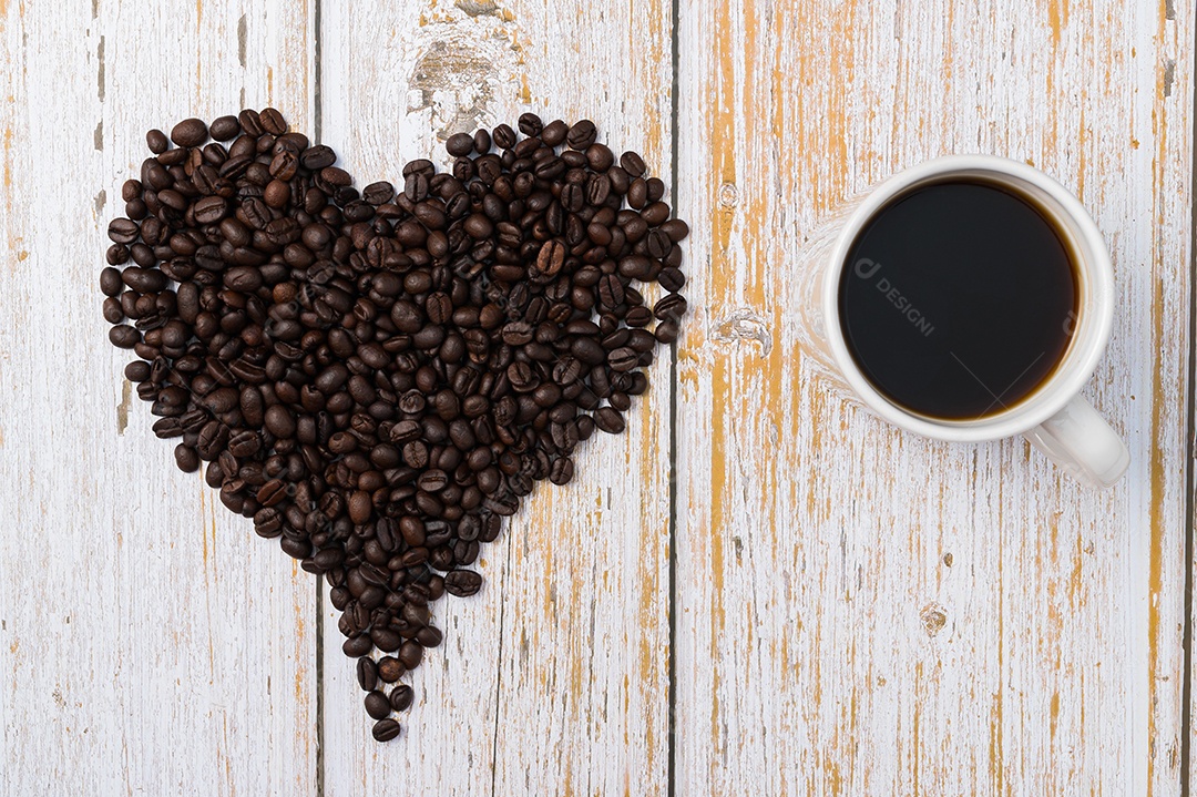 Grãos de café dispostos em forma de coração Adoro beber café