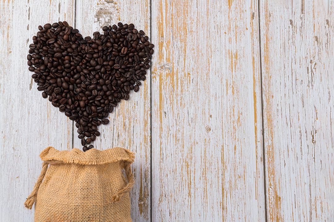 Grãos de café dispostos em forma de coração Adoro beber café