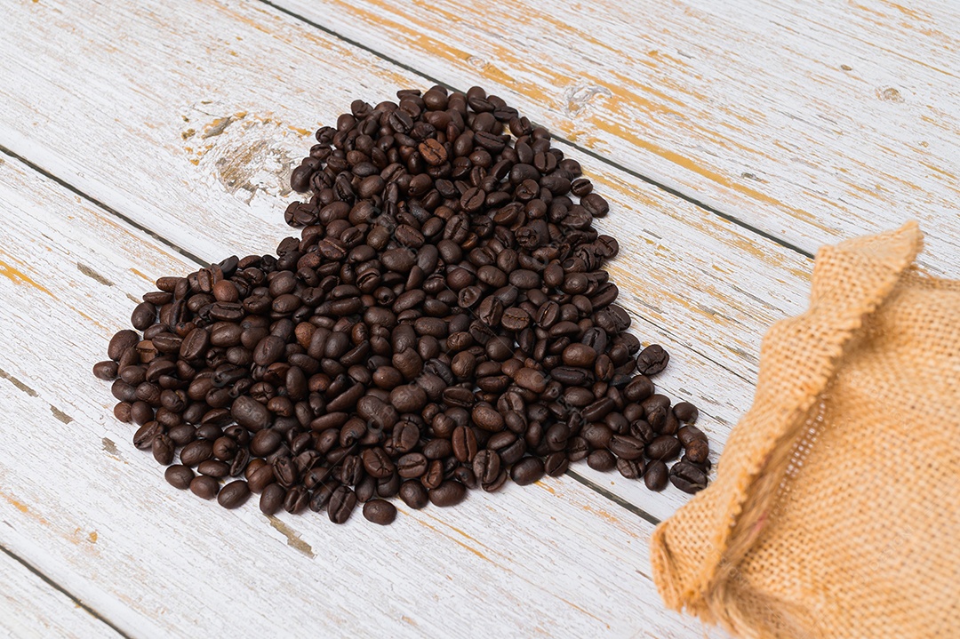 Grãos de café dispostos em forma de coração Adoro beber café