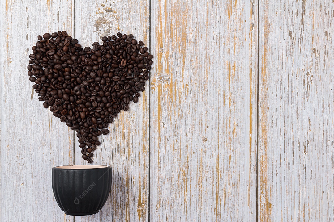 Grãos de café dispostos em forma de coração Adoro beber café