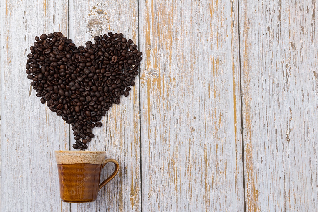 Grãos de café dispostos em forma de coração Adoro beber café