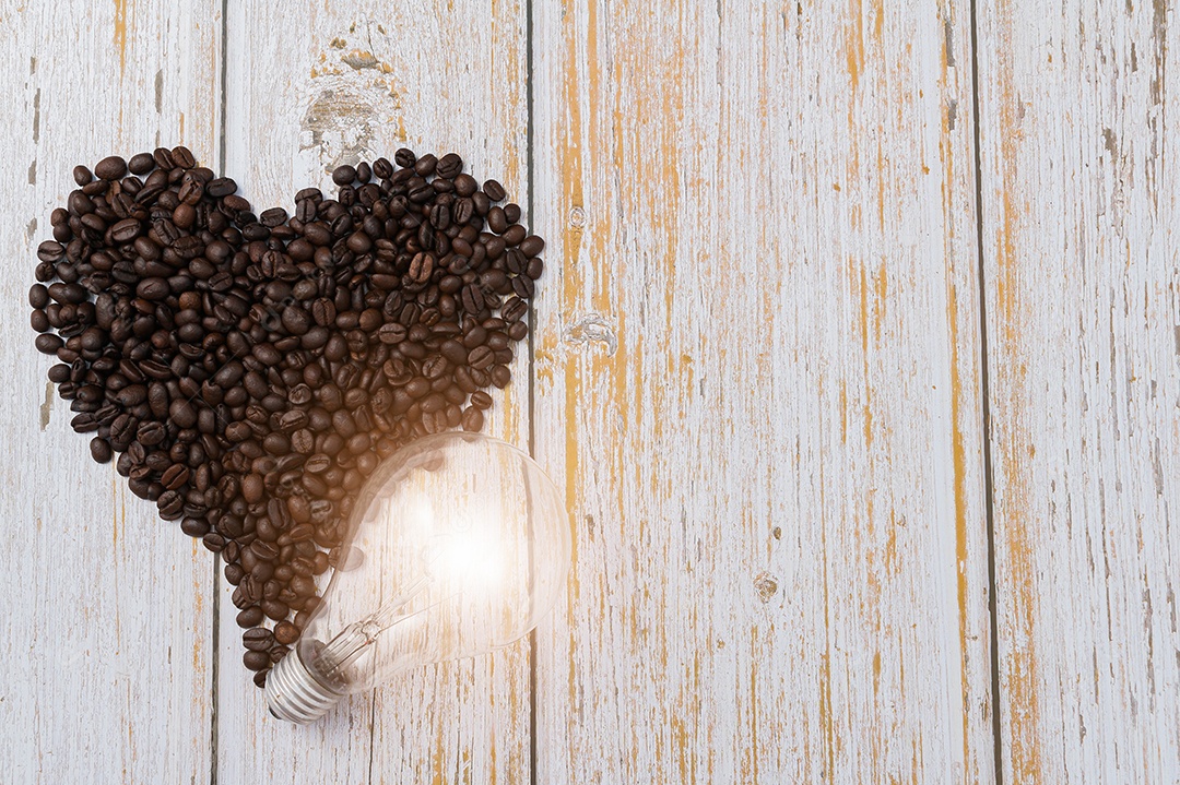 Adoro beber café, grãos de café em forma de coração, lâmpadas emitem energia.