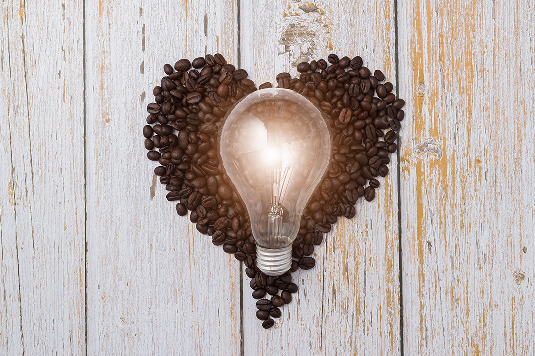 Adoro beber café, grãos de café em forma de coração, lâmpadas emitem energia.