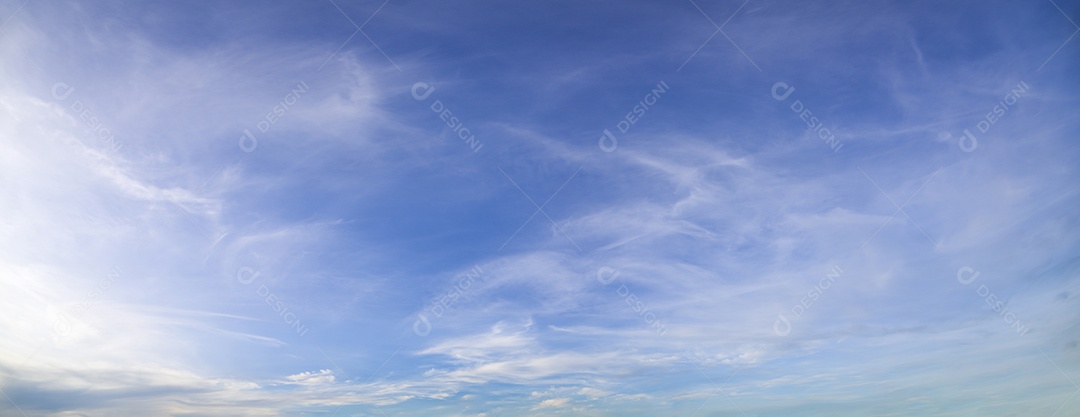 Céu e nuvens à noite