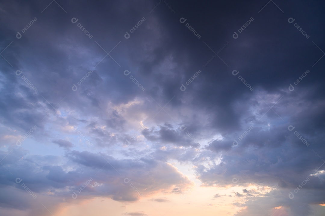 Céu e nuvens à noite