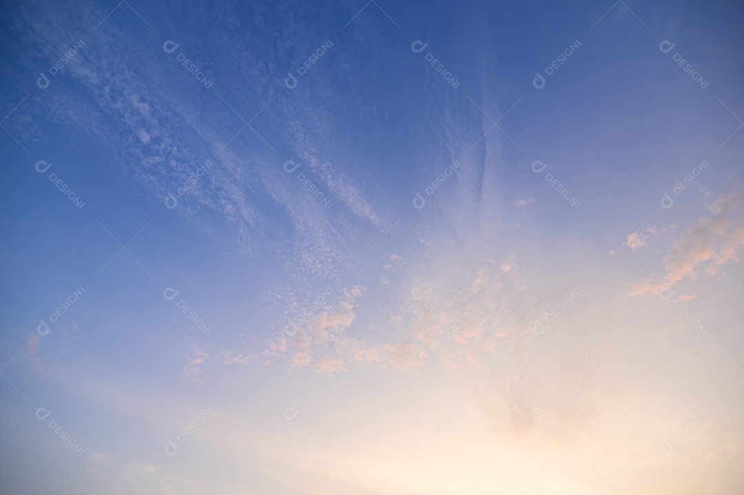 Céu e nuvens à noite