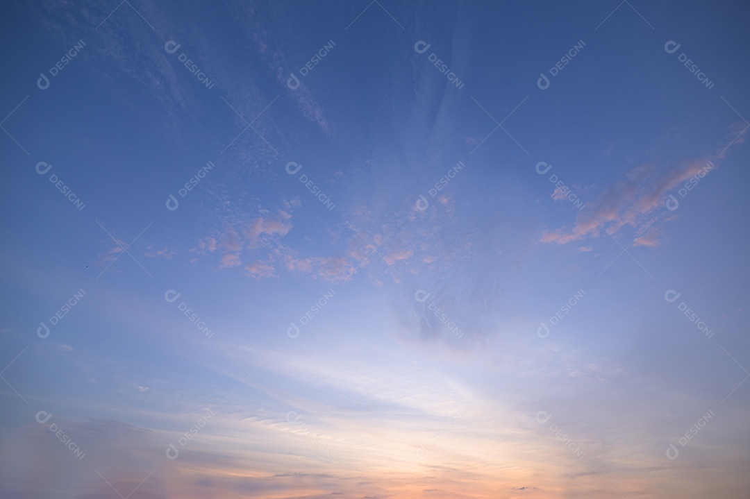 Céu e nuvens à noite