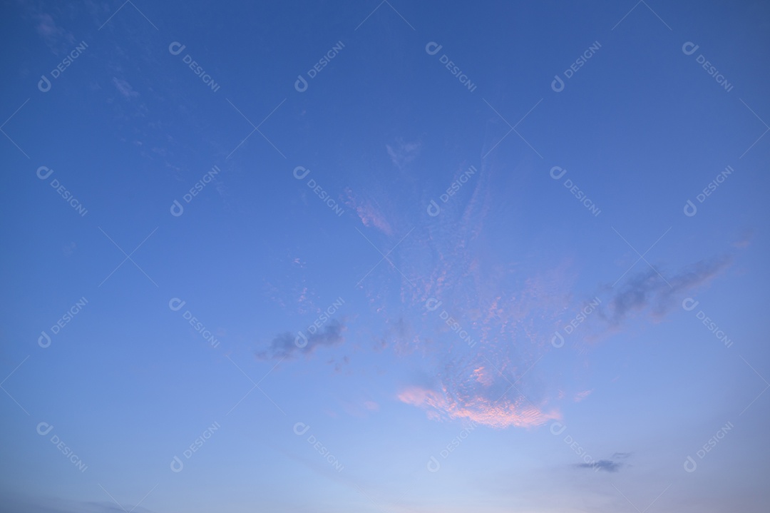 Céu e nuvens à noite