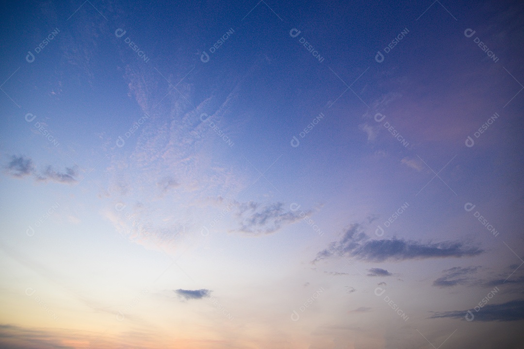 Céu e nuvens à noite