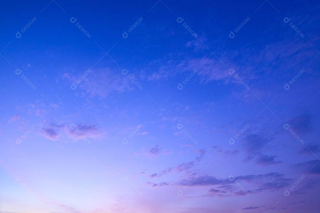Céu e nuvens à noite