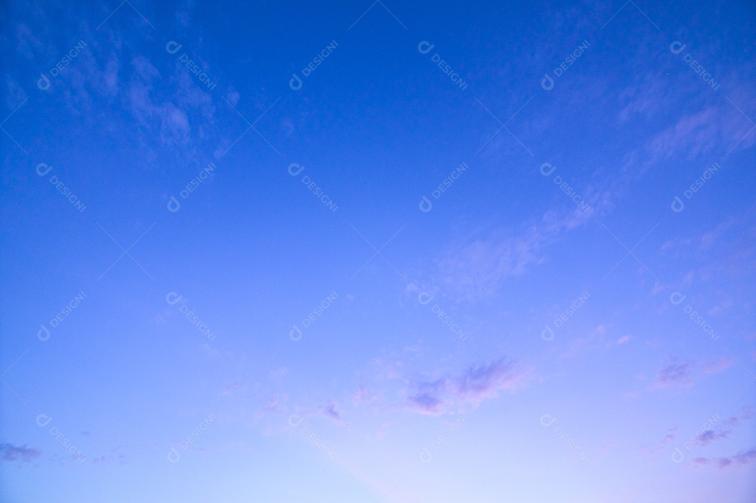 Céu e nuvens à noite