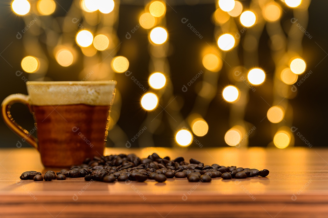 Caneca de café é colocada sobre a mesa. Cena de chão bokeh laranja