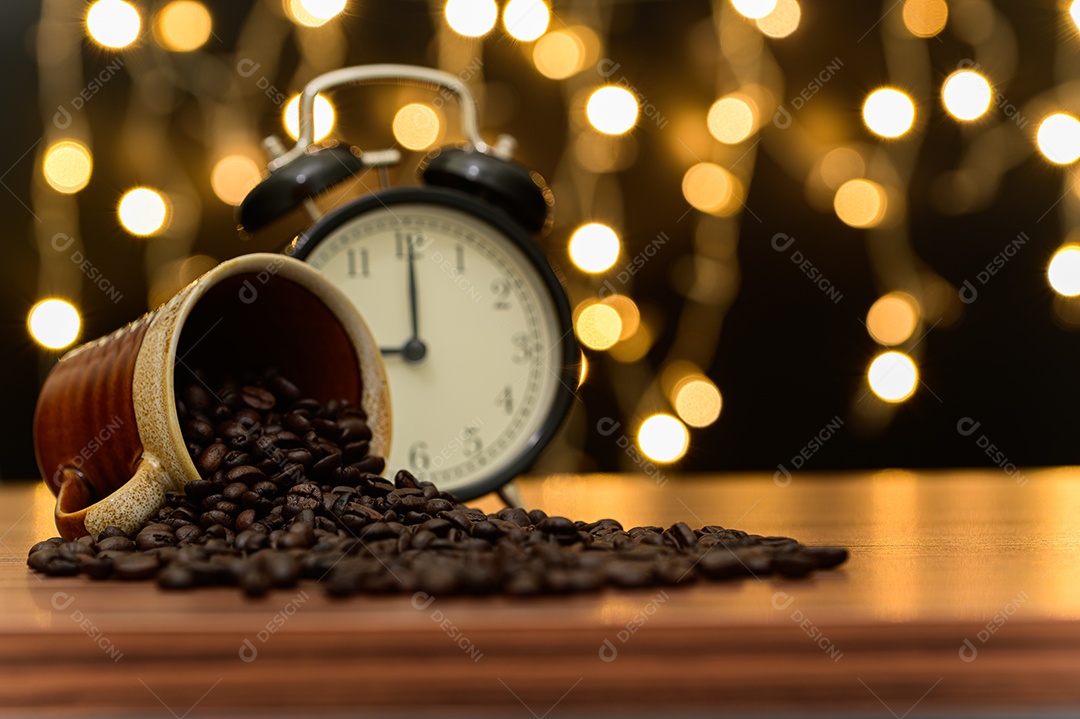 Grãos de café colocados na mesa Cena de chão de bokeh laranja