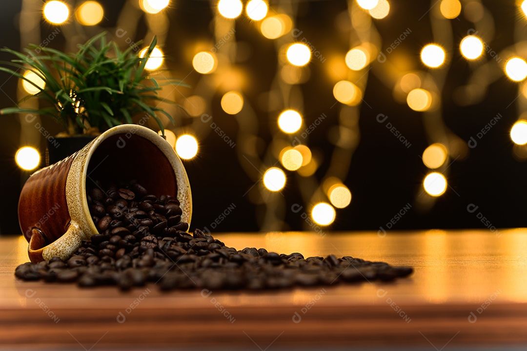 Grãos de café colocados na mesa Cena de chão de bokeh laranja