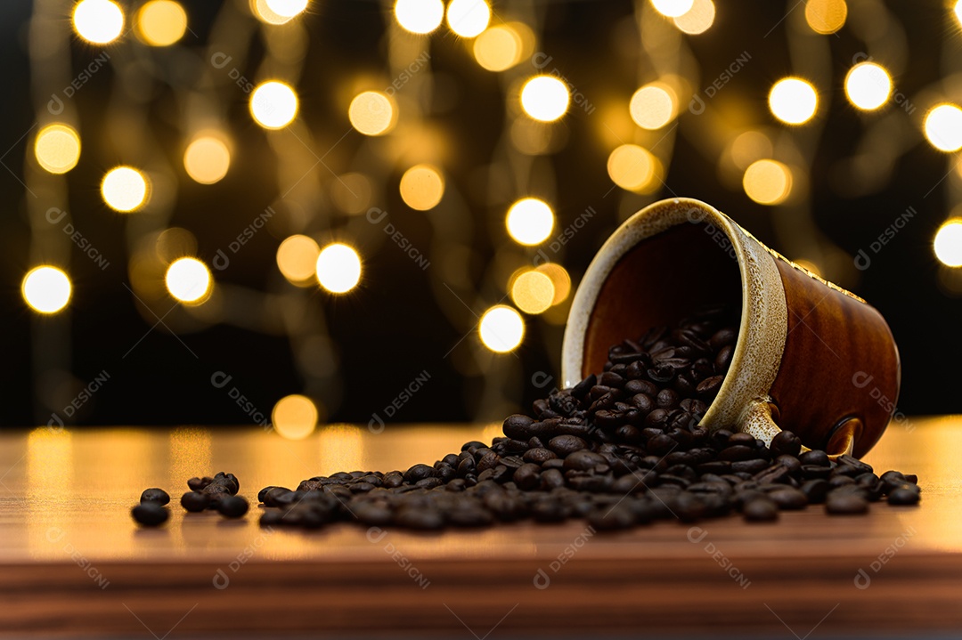 Grãos de café colocados na mesa Cena de chão de bokeh laranja