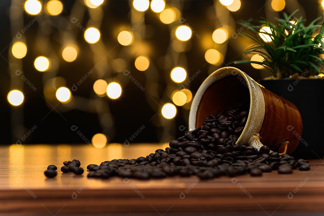 Grãos de café colocados na mesa Cena de chão de bokeh laranja