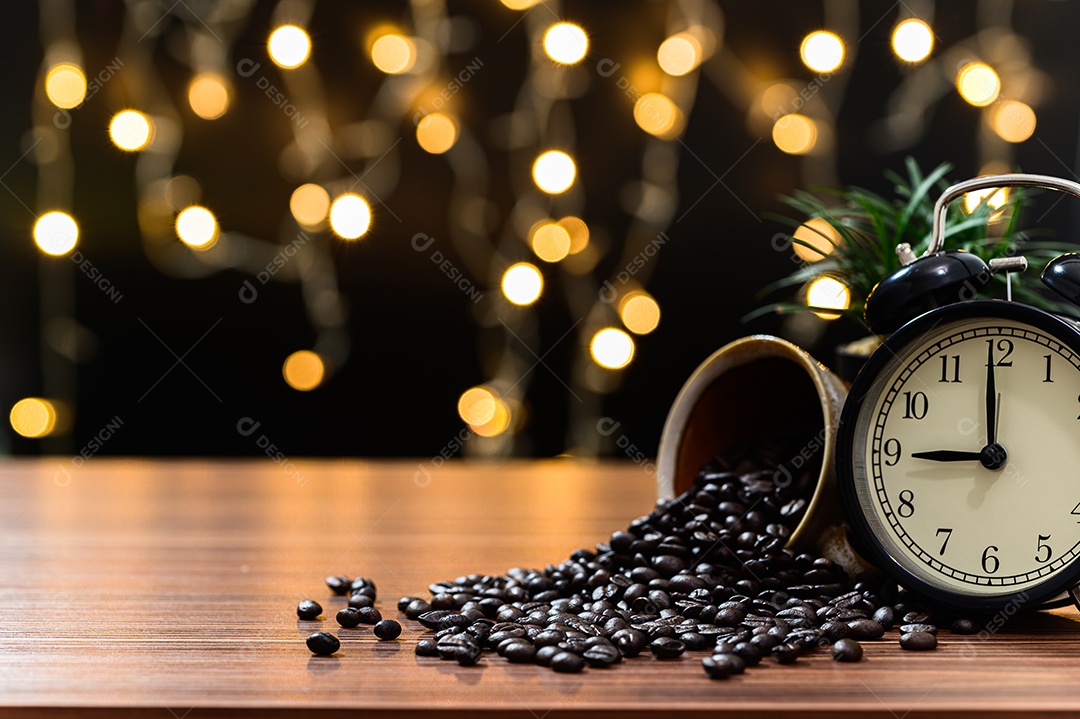 Grãos de café colocados na mesa Cena de chão de bokeh laranja