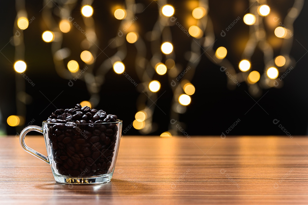 Grãos de café colocados na mesa Cena de chão de bokeh laranja