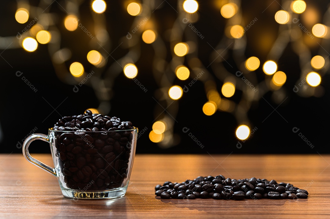 Grãos de café colocados na mesa Cena de chão de bokeh laranja