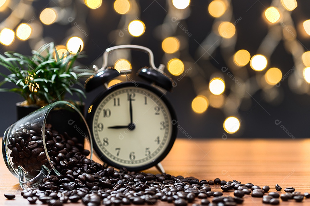 Grãos de café colocados na mesa Cena de chão de bokeh laranja
