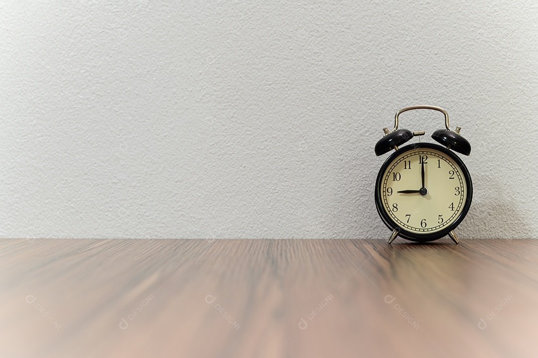 Relógio é colocado na mesa