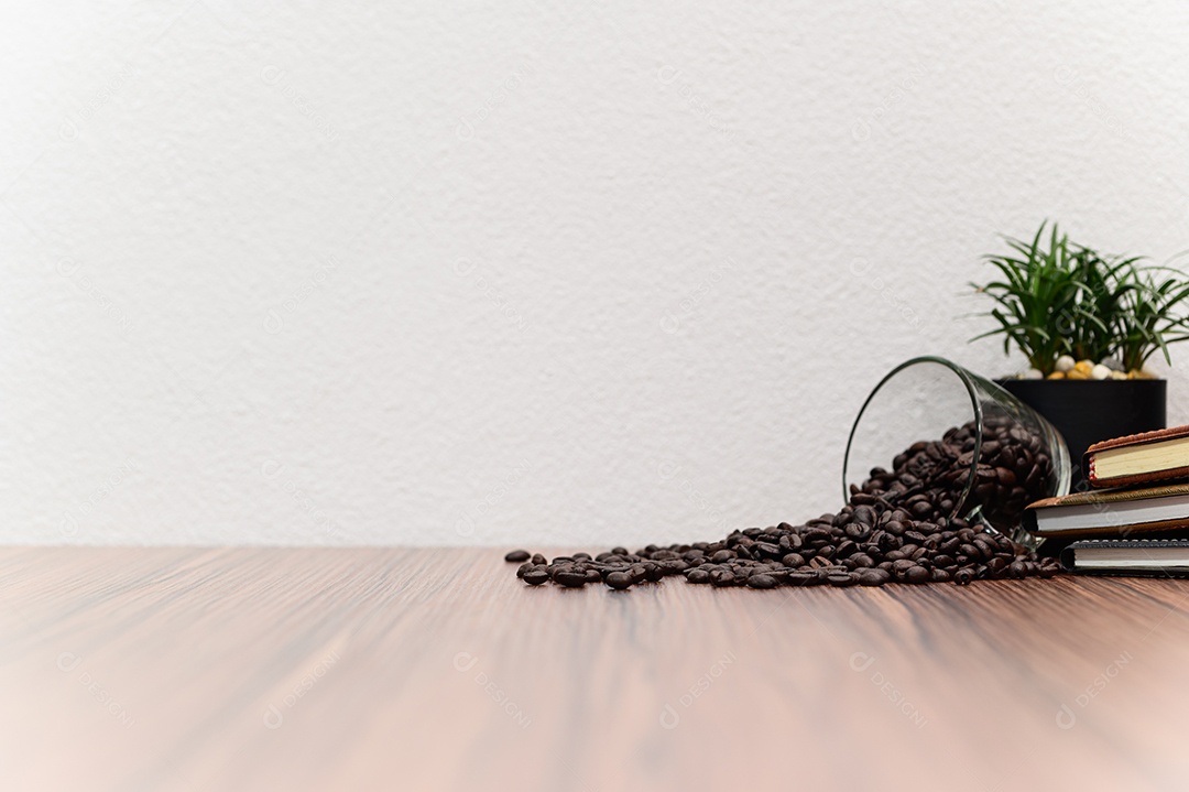 Conceito de energia de grãos de café está na mesa