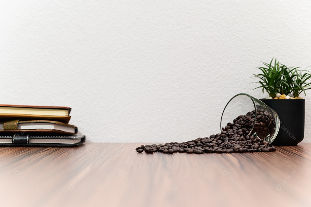 Conceito de energia de grãos de café está na mesa