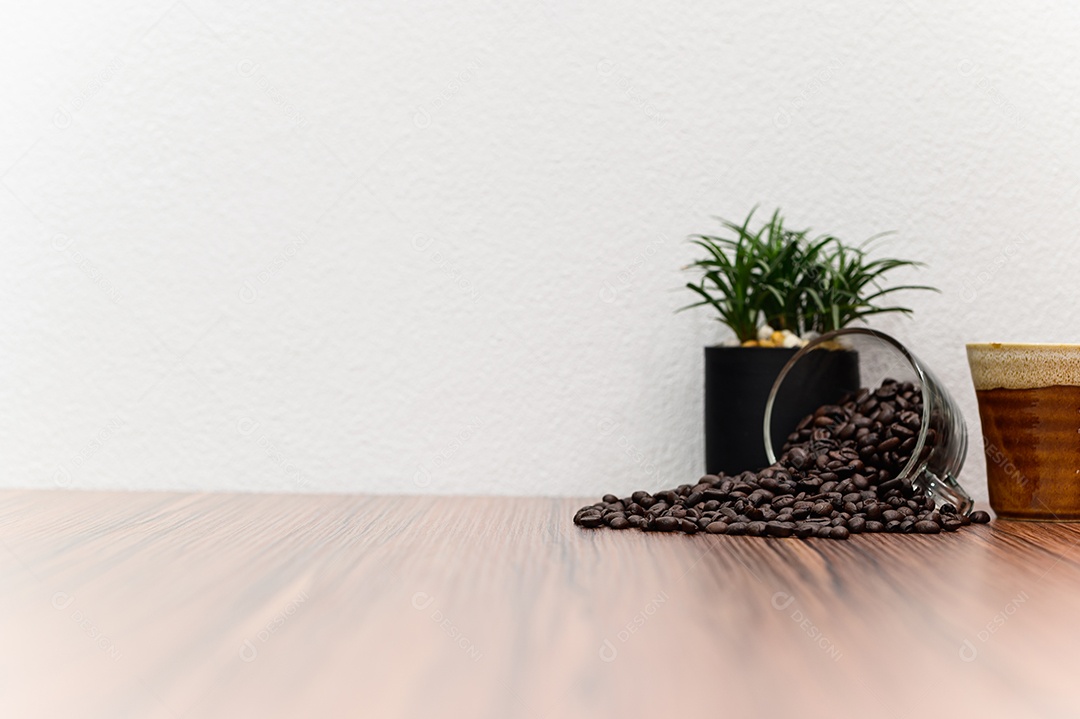 Conceito de energia de grãos de café está na mesa