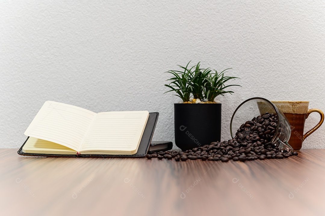 Conceito de energia de grãos de café está na mesa