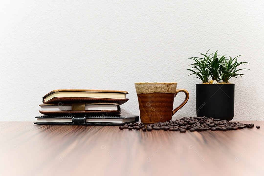 Conceito de ler um livro está na mesa da sala