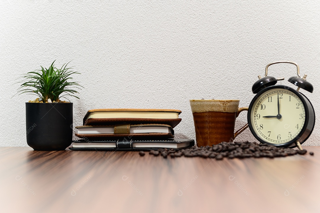 Conceito de ler um livro está na mesa da sala