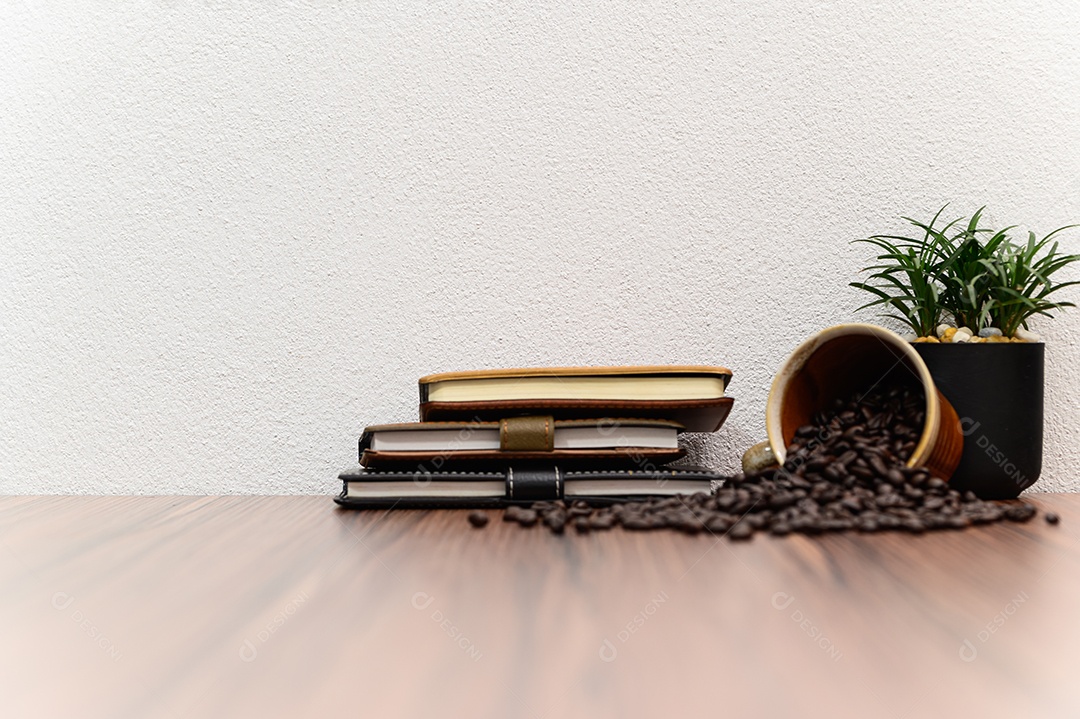 Conceito de ler um livro está na mesa da sala