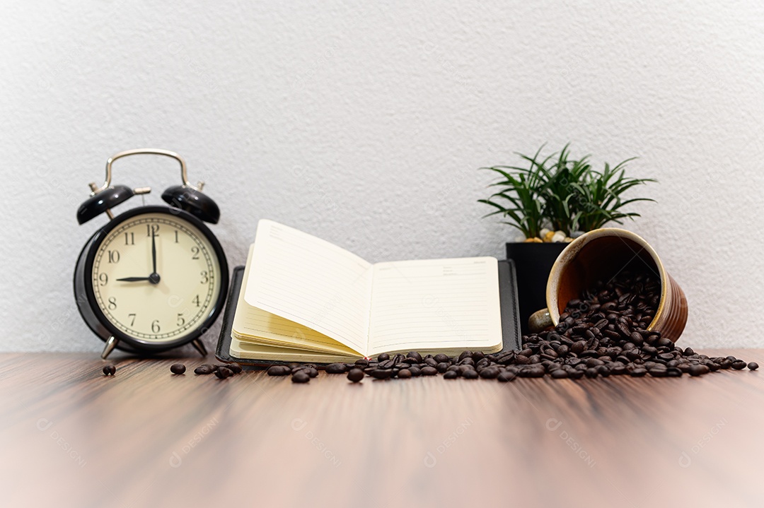 Conceito de ler um livro está na mesa da sala