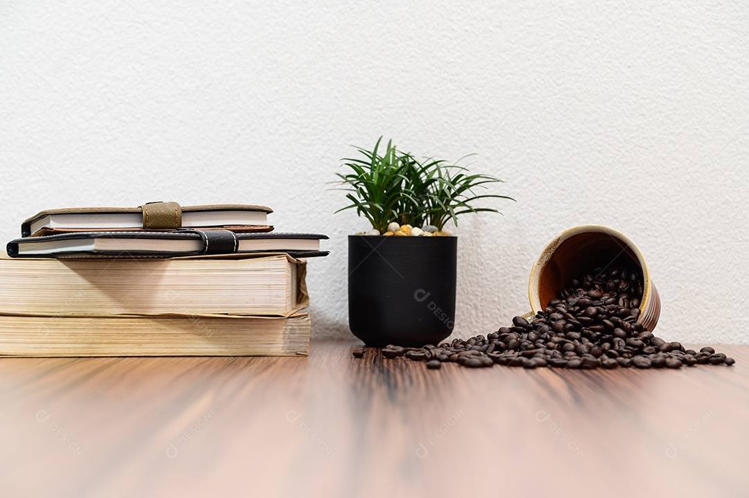 Conceito de ler um livro está na mesa da sala
