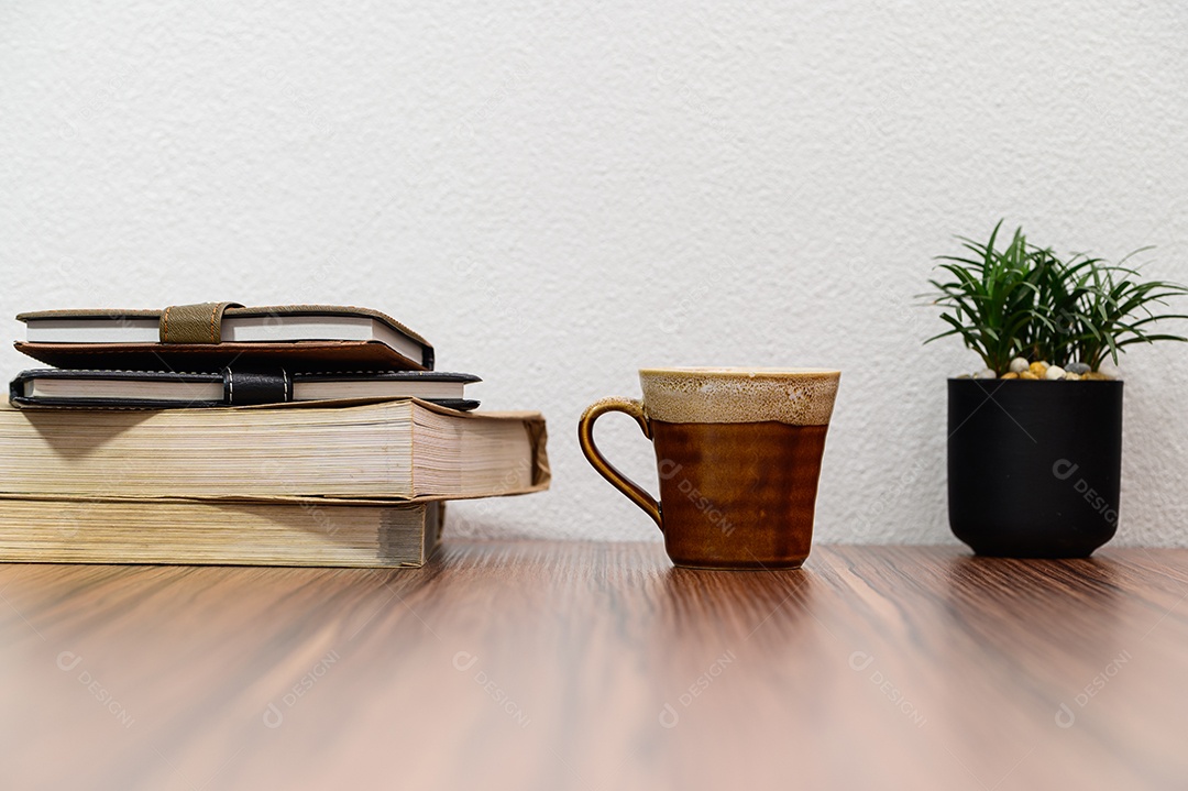 Conceito de ler um livro está na mesa da sala