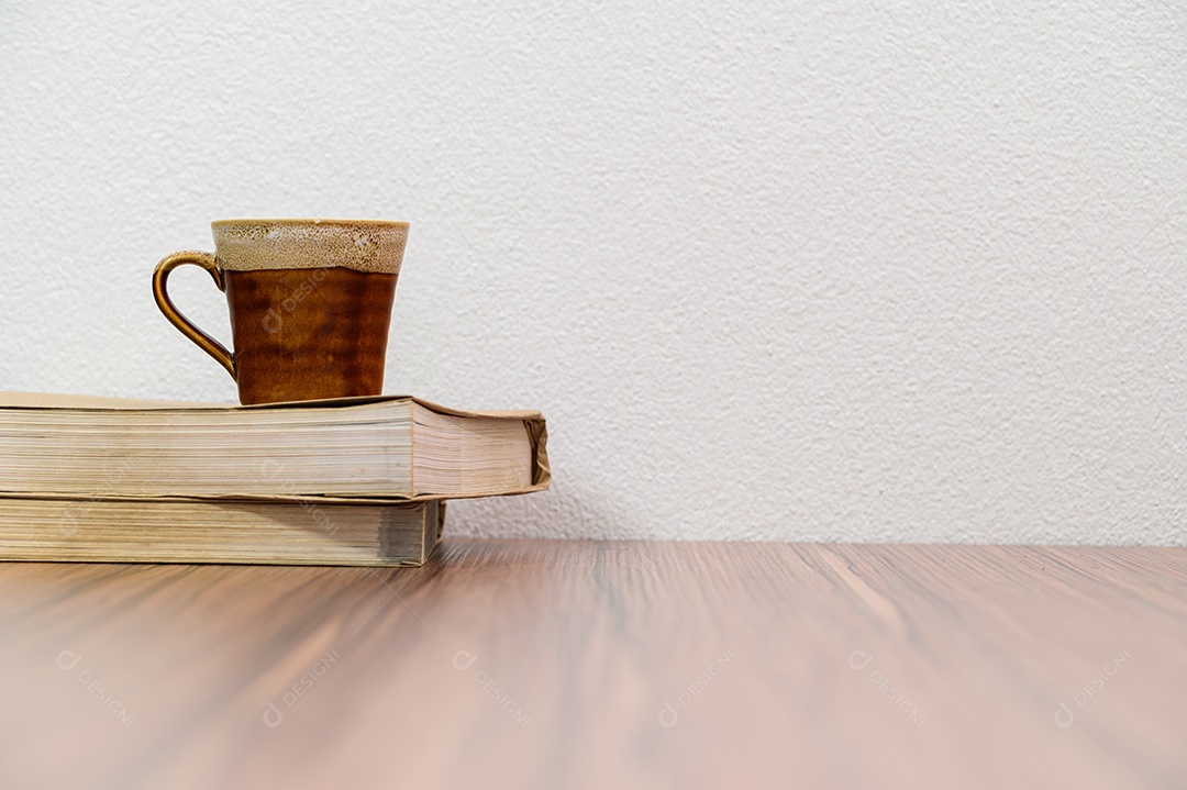 Conceito de ler um livro está na mesa da sala