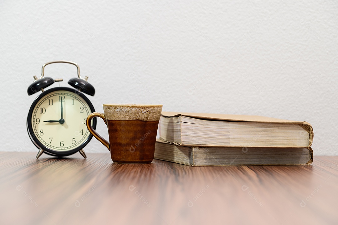 Conceito de ler um livro está na mesa da sala