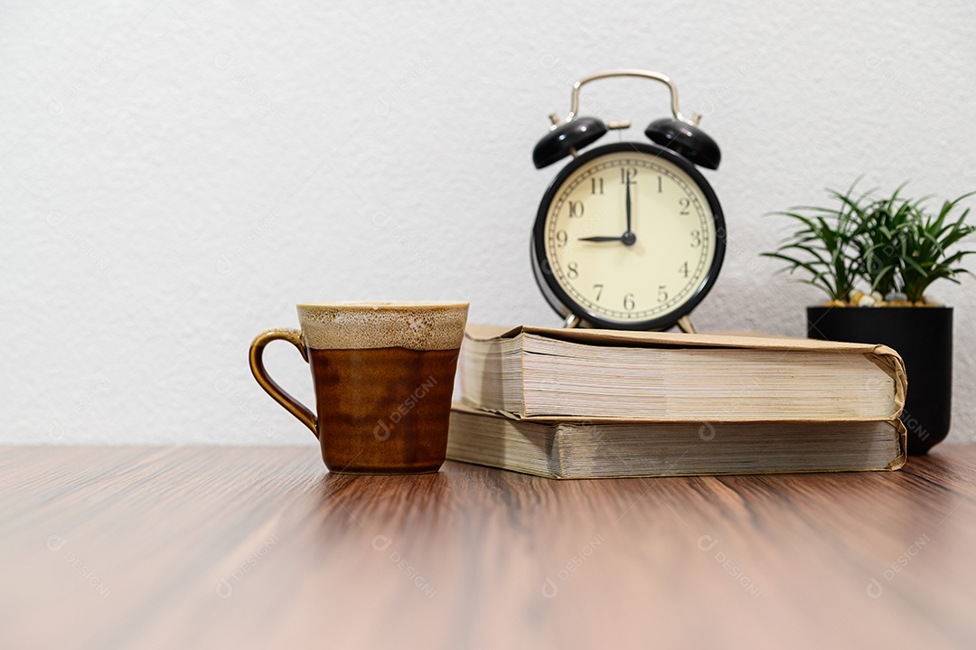 Conceito de ler um livro está na mesa da sala