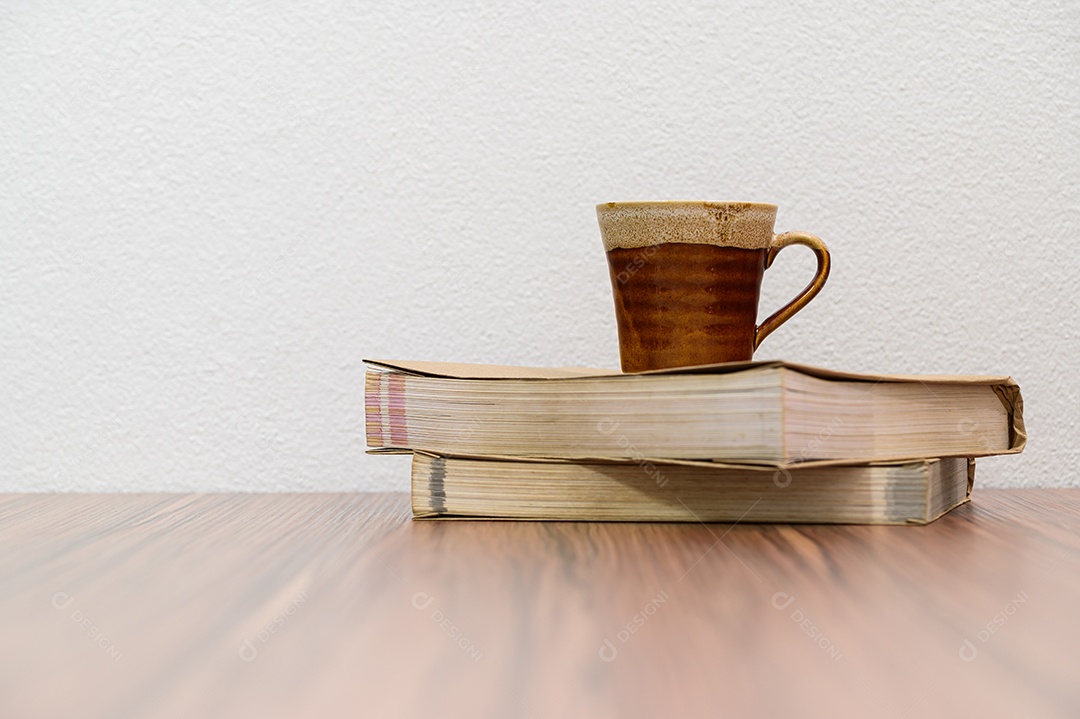 Conceito de ler um livro está na mesa da sala