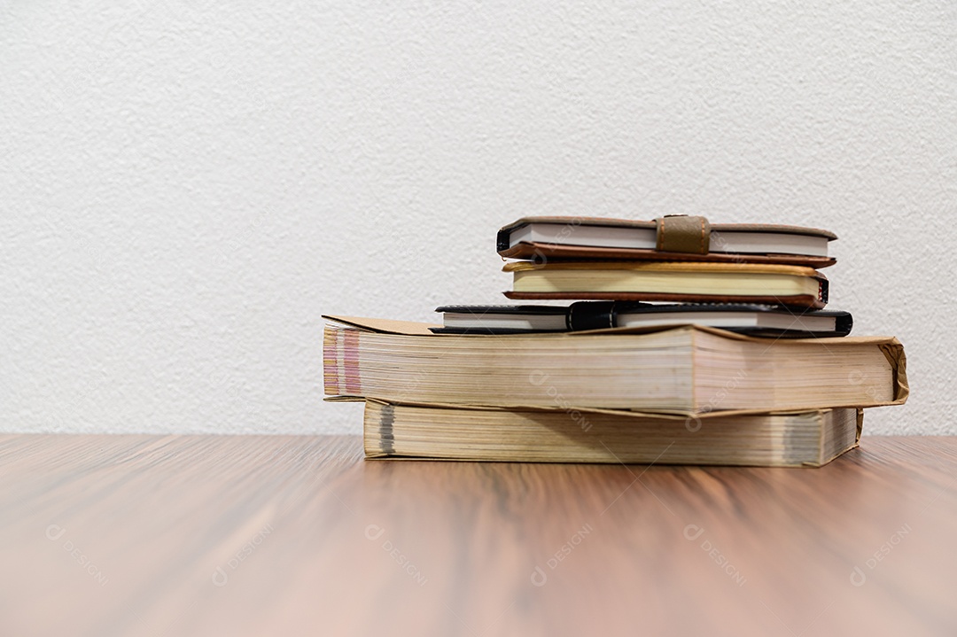 Conceito de ler um livro está na mesa da sala