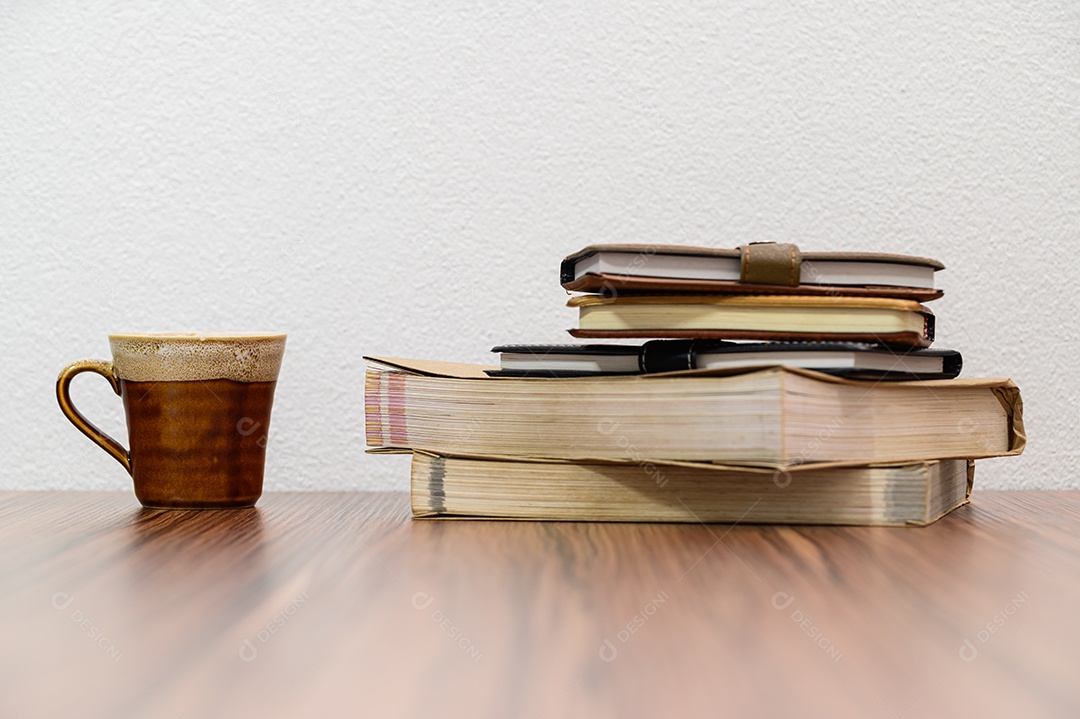 Conceito de ler um livro está na mesa da sala