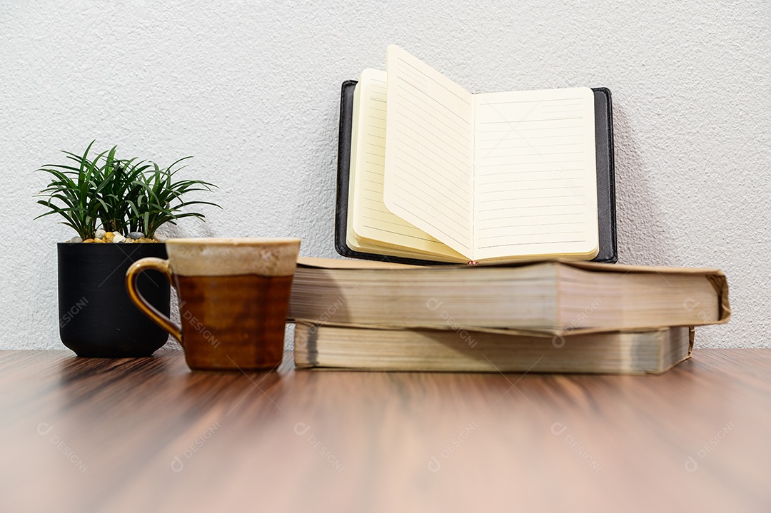 Conceito de ler um livro está na mesa da sala